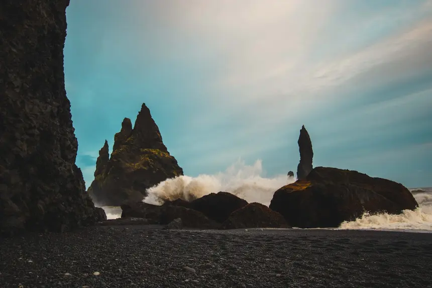 Basaltsäulen von Garðar am schwarzen Strand Reynisfjara