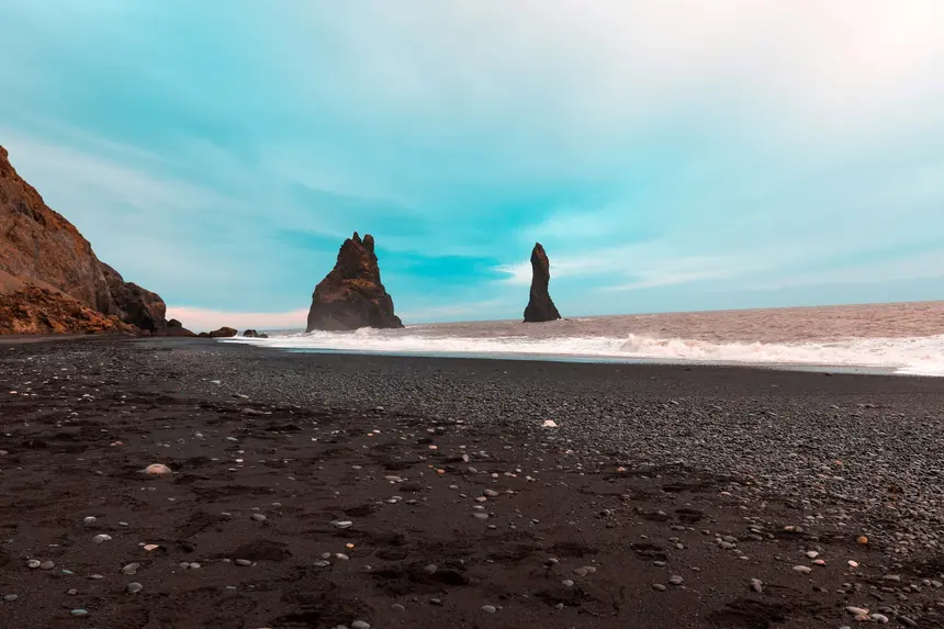 Felsnadeln Reynisdrangar in der Brandung vor Reynisfjara