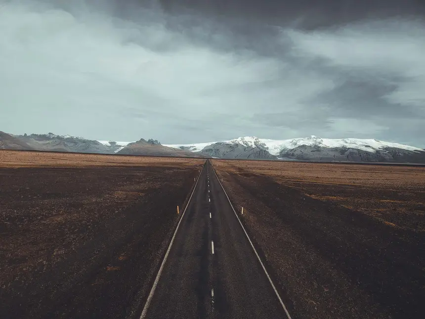 Die schnurgerade Ringstraße über die Sanderebene, am Horizont die Gletscher des Vatnajökull