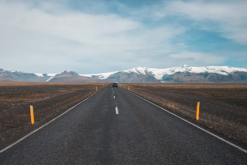 Unterwegs auf der Ringstraße, voraus die Eiskappe des Vatnajökull