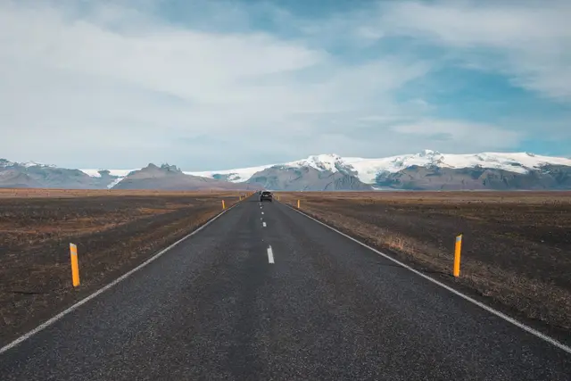 Unterwegs auf der Ringstraße, voraus die Eiskappe des Vatnajökull