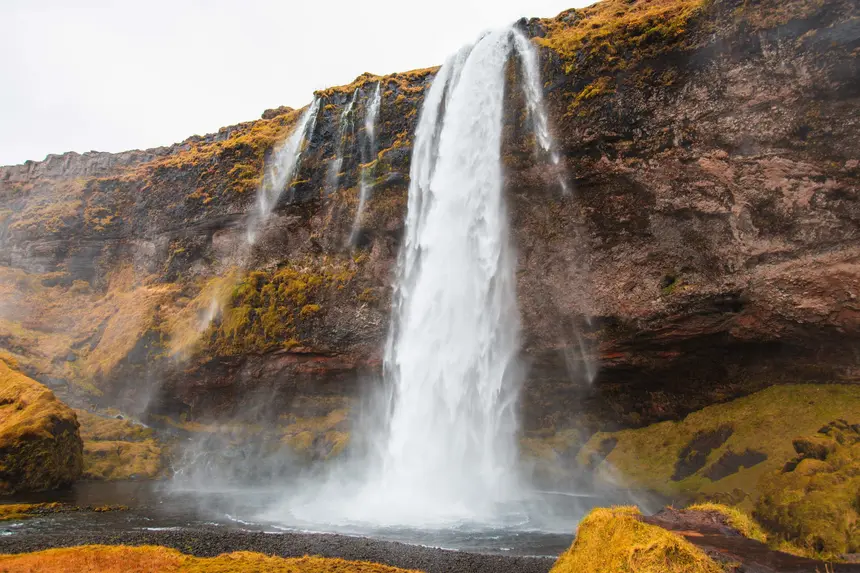 Seljalandsfoss fällt 60 Meter über die überhängende Klippe
