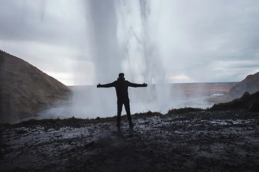 Blick vom Pfad hinter dem Wasservorhang des Seljalandsfoss