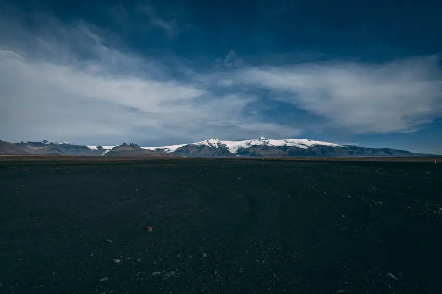 Verbogene Brückenträger am Skeiðarársandur vor dem Vatnajökull