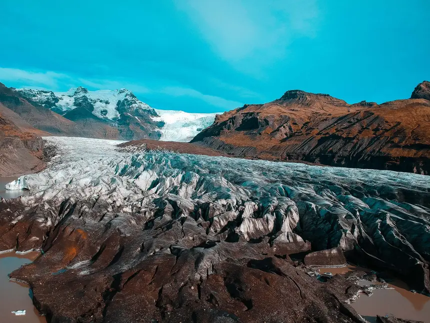 Gletscherzunge Sólheimajökull mit schwarzen Aschebändern