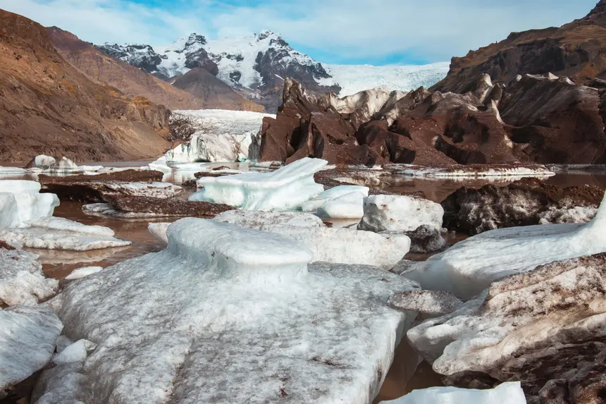 Eisbrocken in der Gletscherlagune am Sólheimajökull
