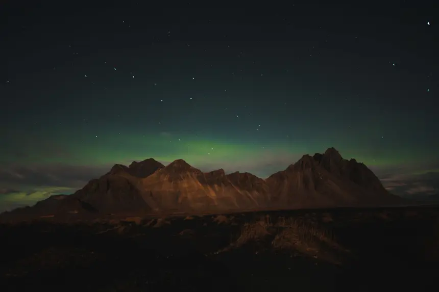 Sternenhimmel und Nordlicht über den Grasdünen von Stokksnes