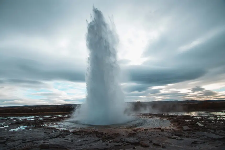 Ausbruch des Geysirs Strokkur im Haukadalur