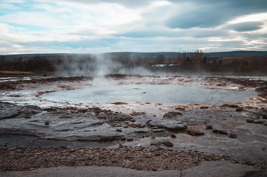 Türkisblaue Wasserblase des Strokkur kurz vor dem Ausbruch