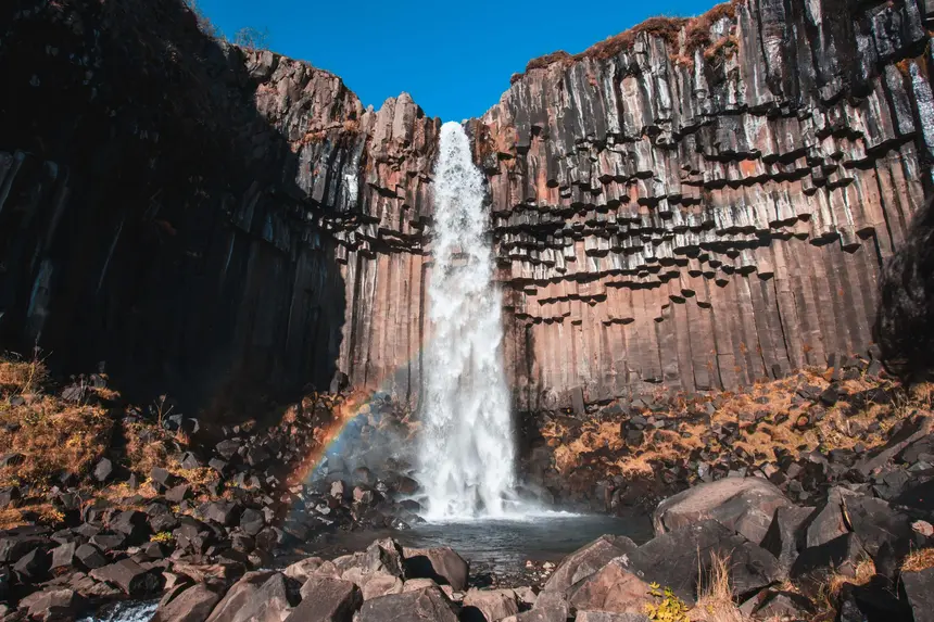 Svartifoss mit Amphitheater aus schwarzen Basaltsäulen