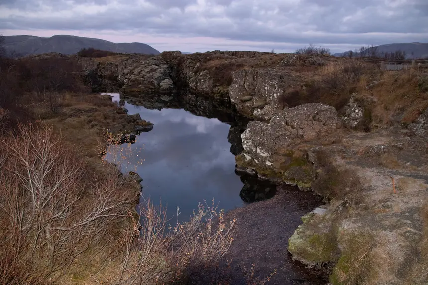 Almannagjá-Schlucht im Nationalpark Þingvellir mit Herbstfarben