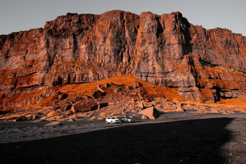 Der Felsrücken Hjörleifshöfði im Abendlicht, in seinem Inneren liegt die Yoda Cave