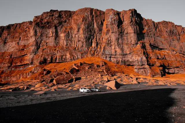 Hjörleifshöfði im Abendlicht