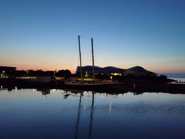 Abendstimmung mit Segelschiff am Hafen von Kastrup bei Kopenhagen