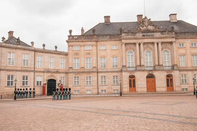 Die Königliche Leibgarde in Formation auf dem Schlossplatz von Amalienborg