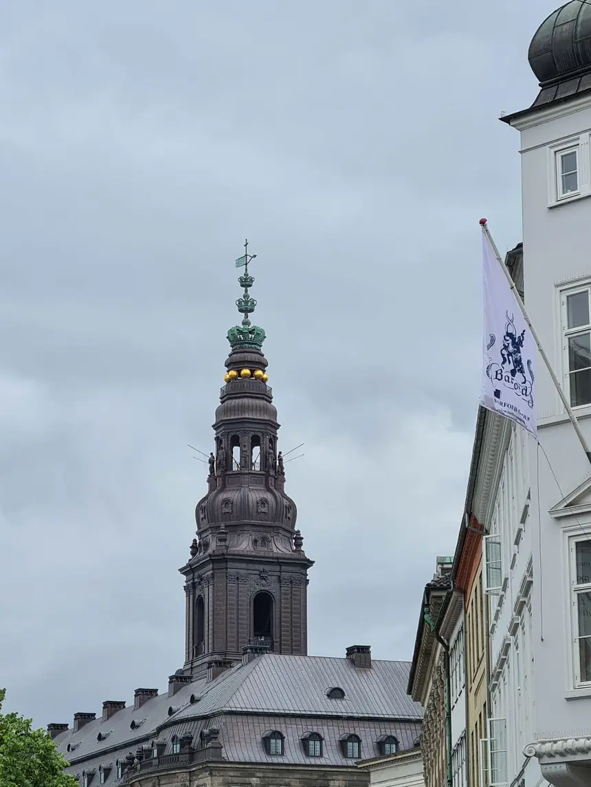 Der Turm von Schloss Christiansborg mit der markanten Kronenspitze