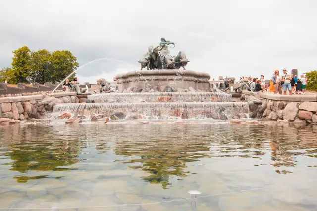 Der Gefionbrunnen mit seinen Stierfiguren und Wasserkaskaden nahe dem Kastell