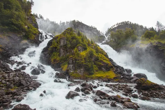 Die beiden Fallstränge des Låtefossen aus der Nähe