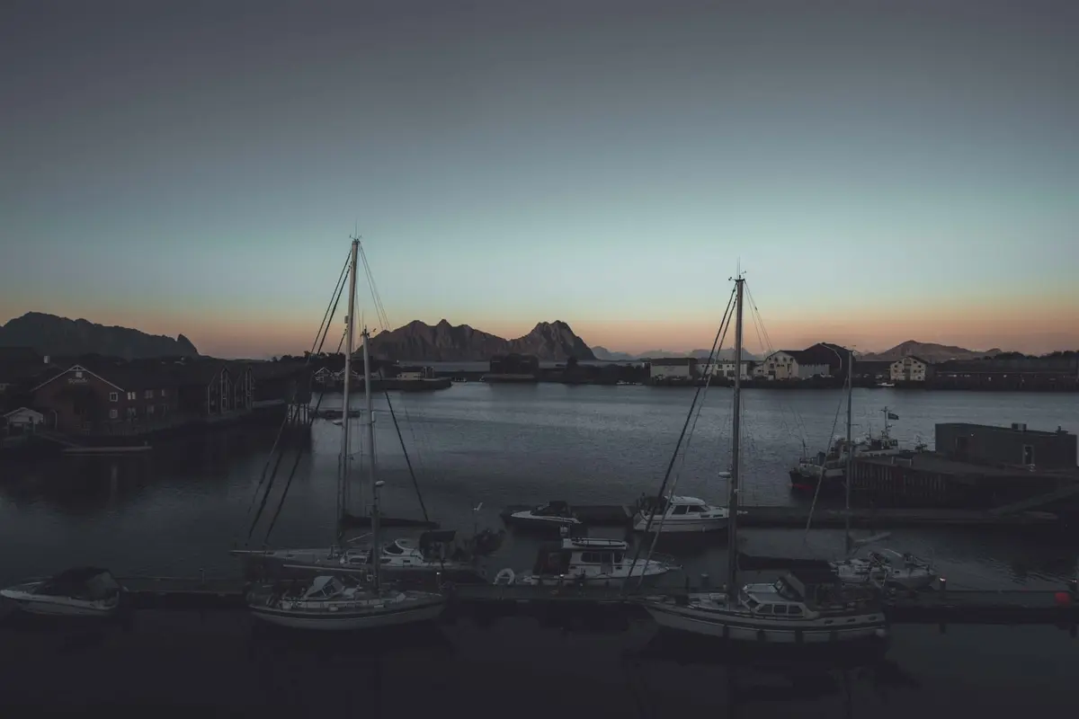 Helle Sommernacht über dem Hafen von Svolvær auf den Lofoten