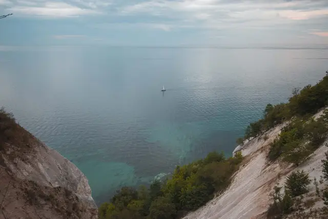 Blick von der Kante der Kreidefelsen von Møns Klint auf das türkisfarbene Wasser der Ostsee