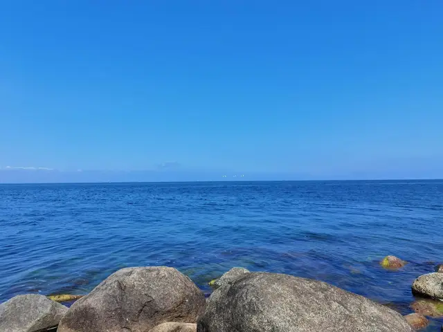 Findlinge am blauen Ostseeufer unterhalb von Møns Klint