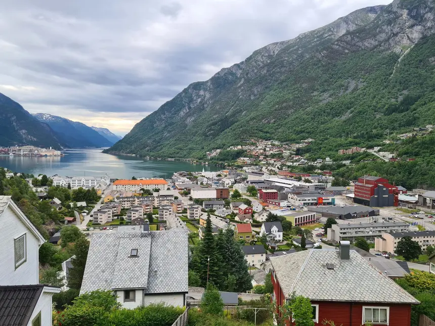 Blick über Odda zwischen steilen Bergen am Ende des Sørfjords