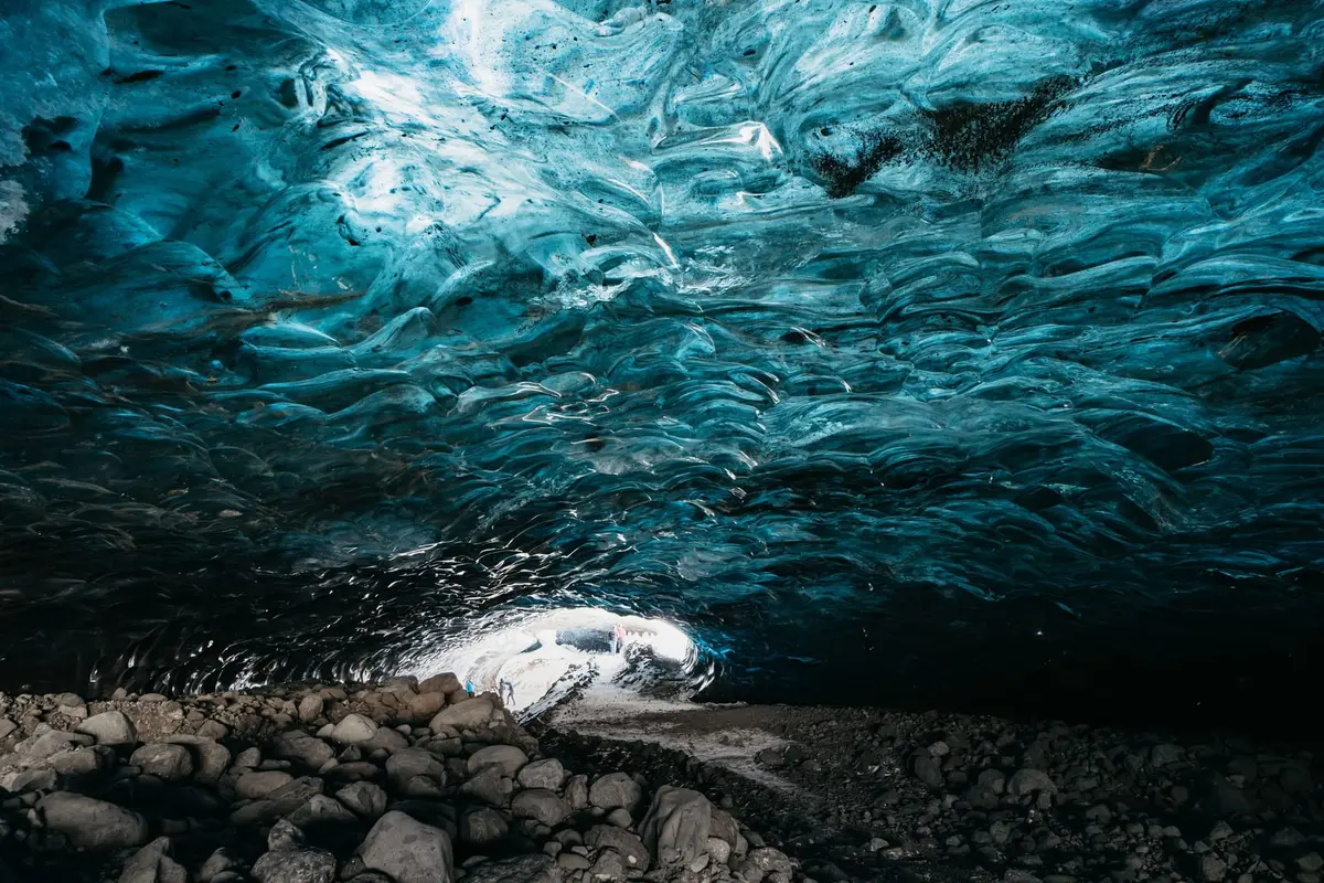 Blau schimmernde Decke einer Eishöhle unter dem Vatnajökull-Gletscher auf Island