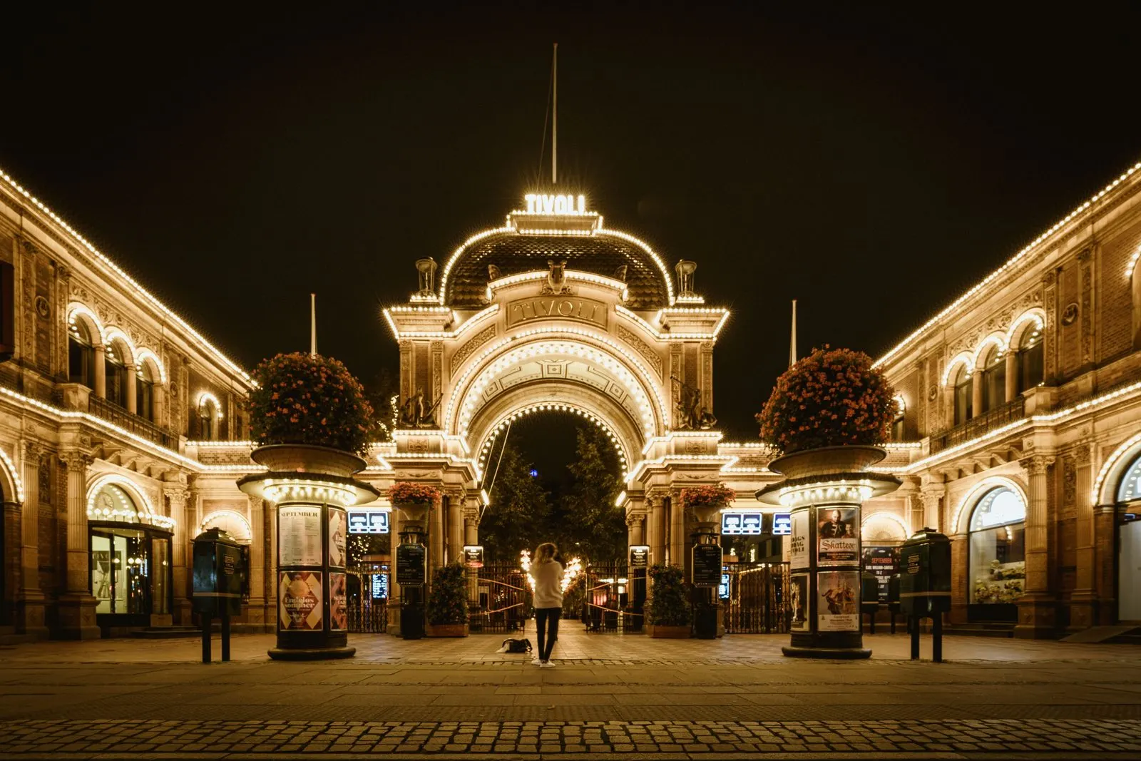 Der beleuchtete Haupteingang des Tivoli in Kopenhagen am Abend