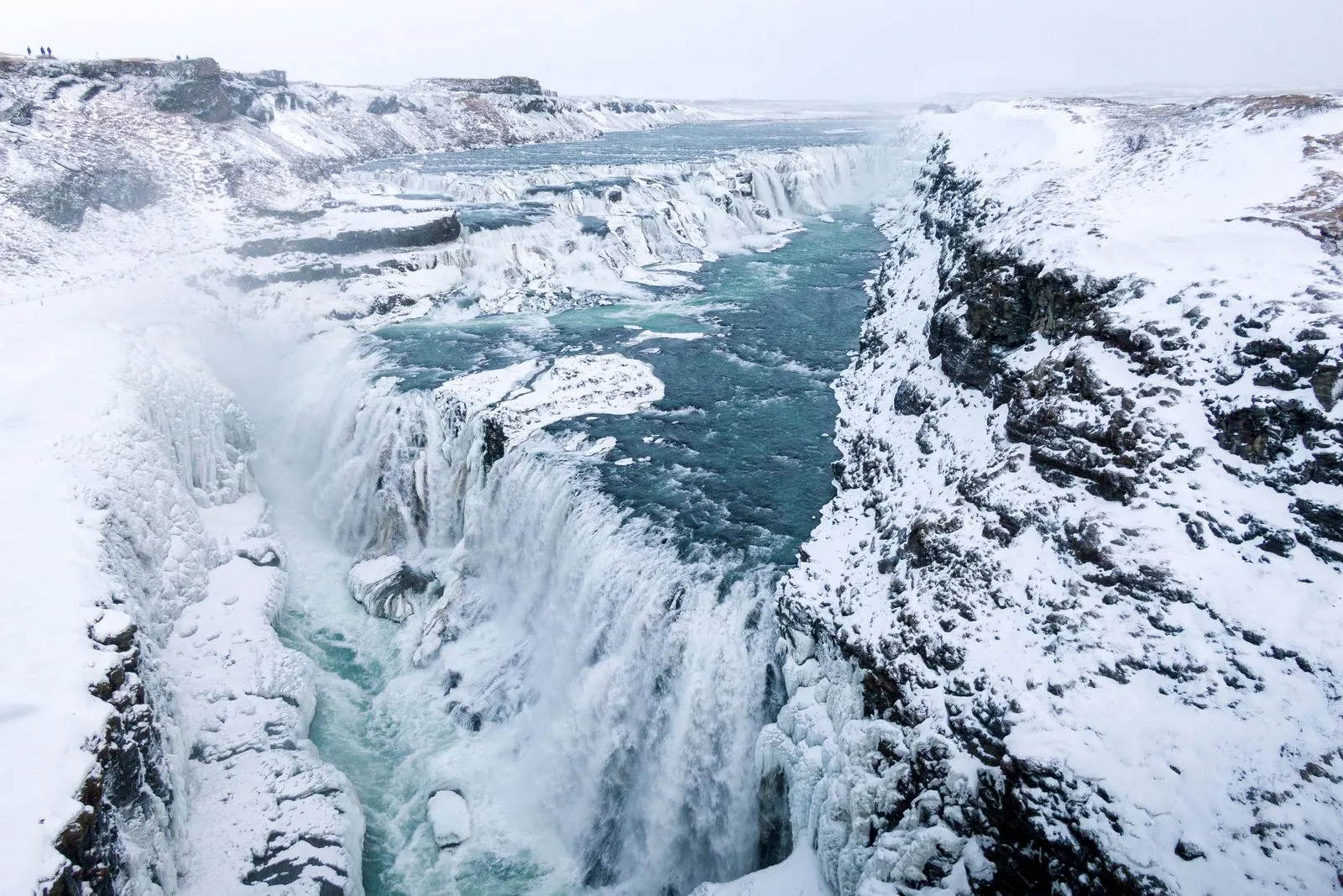 Der vereiste Gullfoss mit schneebedeckter Schlucht im isländischen Winter
