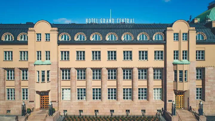 Die Jugendstil-Fassade des Hotels Grand Central in Helsinki mit Rundbogenfenstern und Dachschriftzug