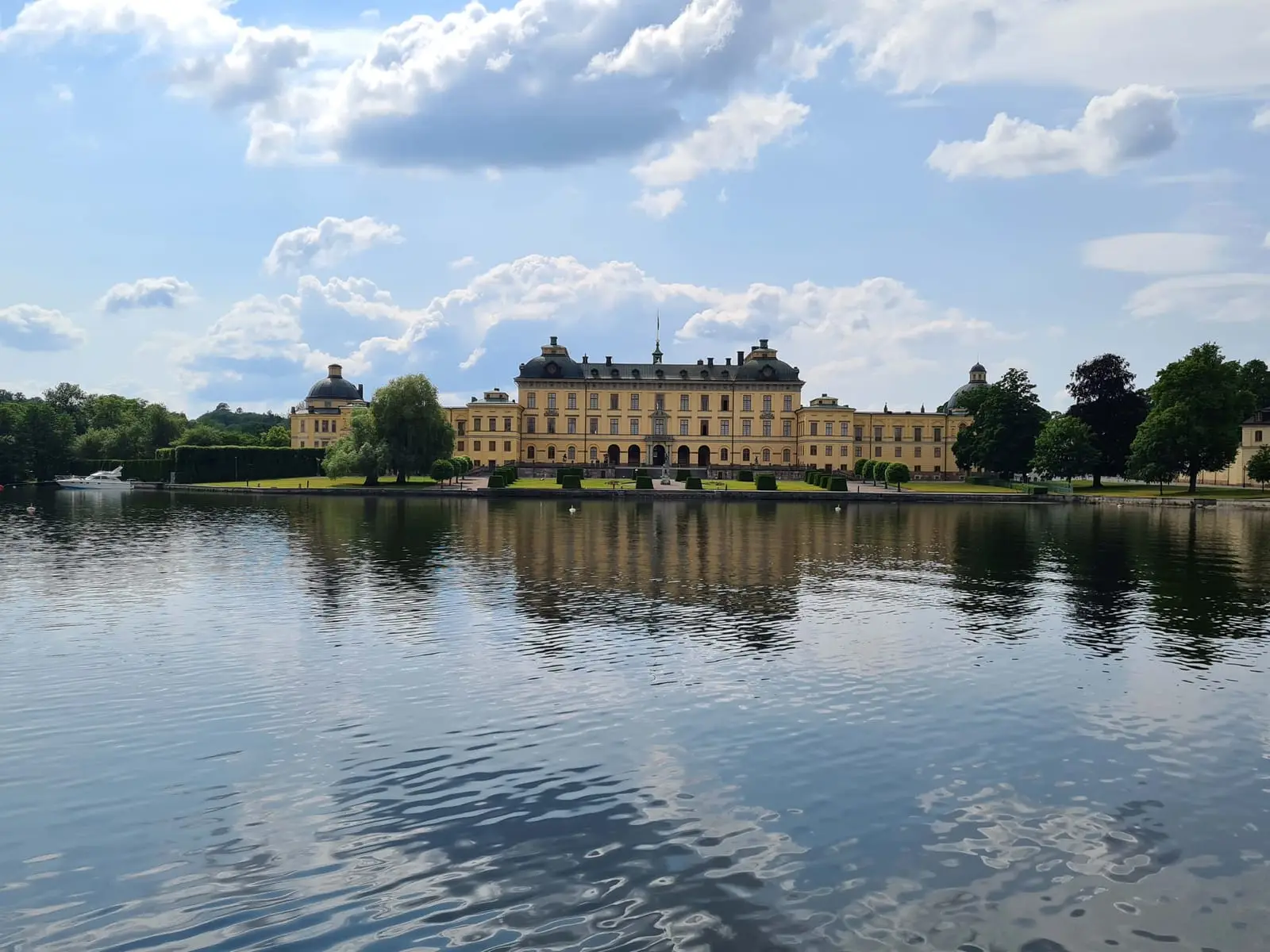 Schloss Drottningholm, die Residenz der schwedischen Königsfamilie, vom Wasser aus gesehen