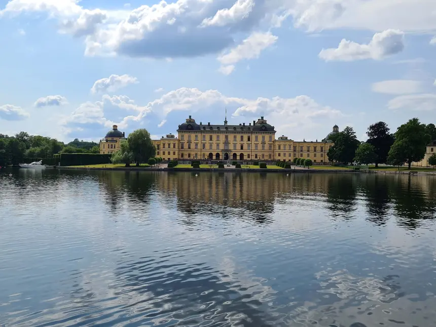 Schloss Drottningholm, die Residenz der schwedischen Königsfamilie, vom Wasser aus gesehen