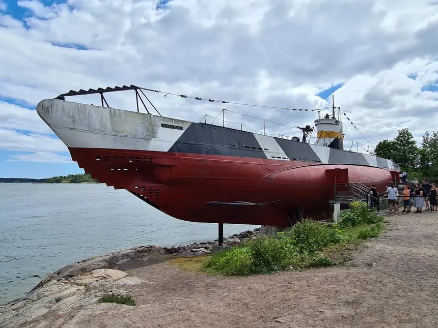 Das rot-graue U-Boot Vesikko liegt auf seinem Sockel am Ufer von Suomenlinna