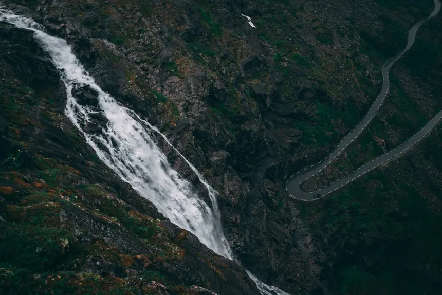 Der Stigfossen donnert neben einer Haarnadelkurve des Trollstigen