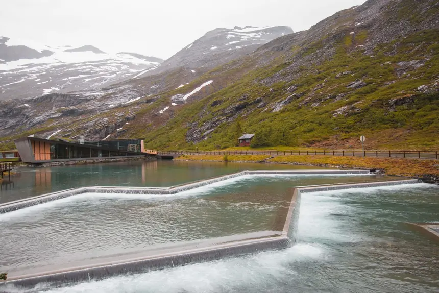 Wasserkaskaden am modernen Besucherzentrum auf dem Trollstigen-Plateau