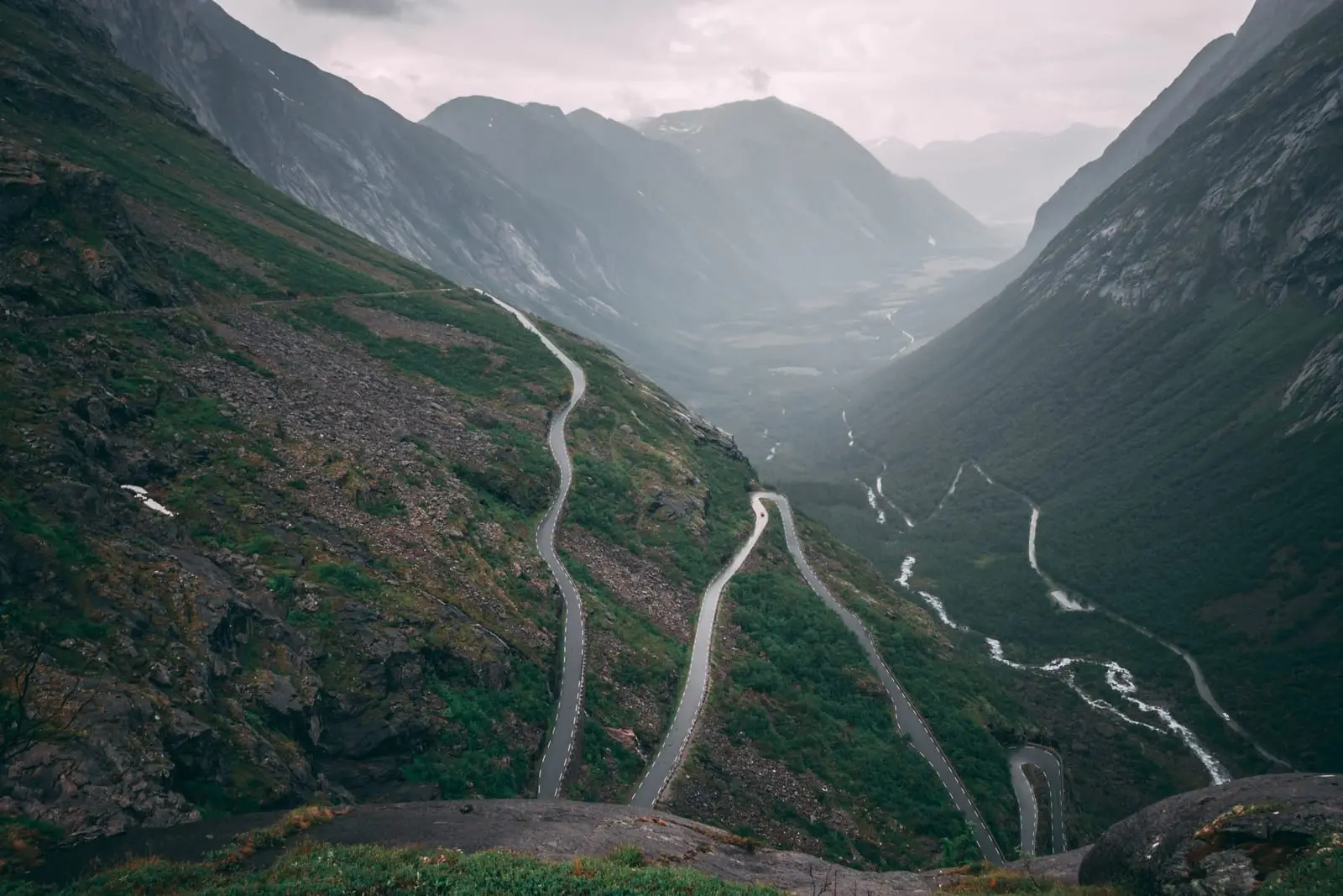Die Serpentinen des Trollstigen und der Stigfossen von oben