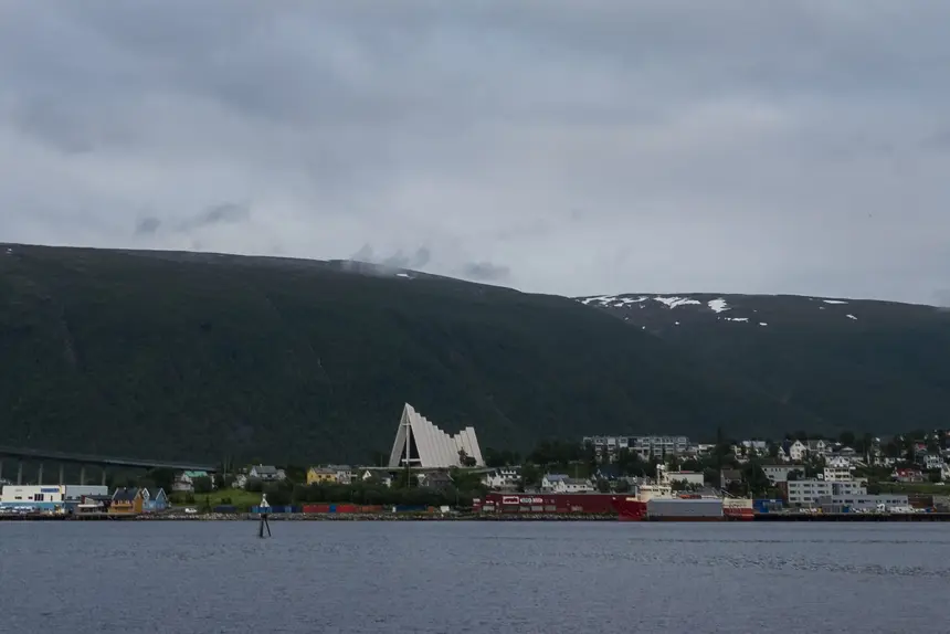 Blick über den Tromsøysund auf die Eismeerkathedrale: Tromsø liegt eingezwängt zwischen Fjord und Bergen