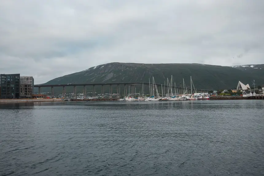 Grauer Schauertag über der Marina von Tromsø, links die Tromsøbrua, rechts die Eismeerkathedrale