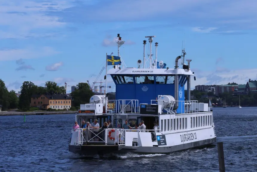 Die Fähre Djurgården 10 unterwegs zur Museumsinsel in Stockholm