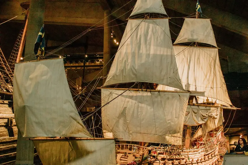 Das Segelmodell im Vasa-Museum zeigt das Schiff unter vollen Segeln, wie es 1628 auslaufen sollte