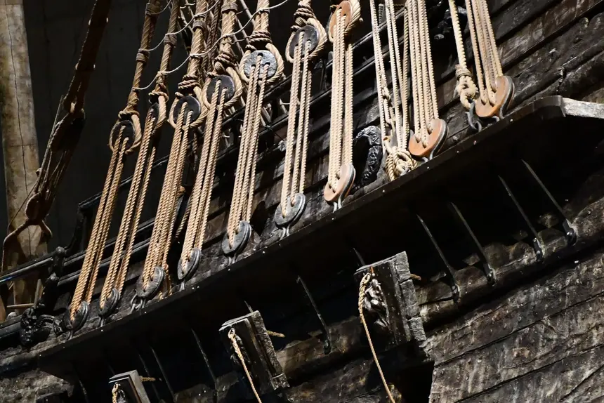 Der konservierte Originalrumpf der Vasa: dunkles Eichenholz, Geschützpforten und Takelage im Detail