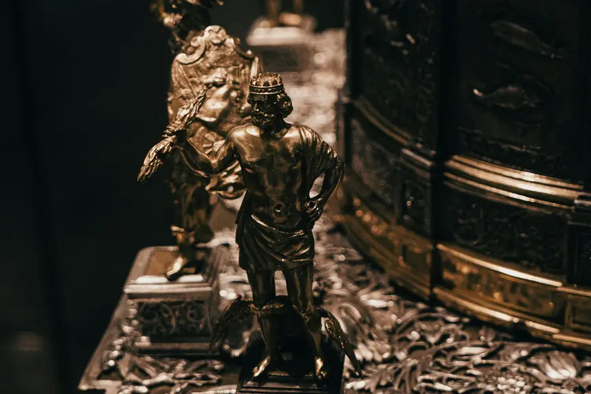Vergoldete Figuren und fein ziseliertes Schnitzwerk aus der Ausstellung des Vasa-Museums