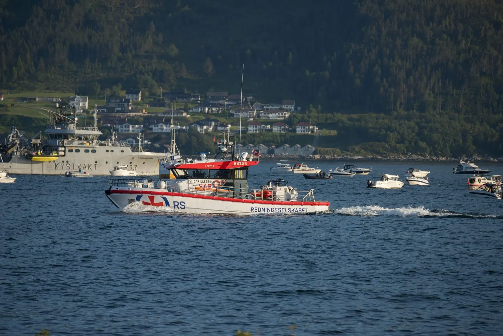 Rettungskreuzer der norwegischen Redningsselskapet vor einem Fjordufer im Einsatz